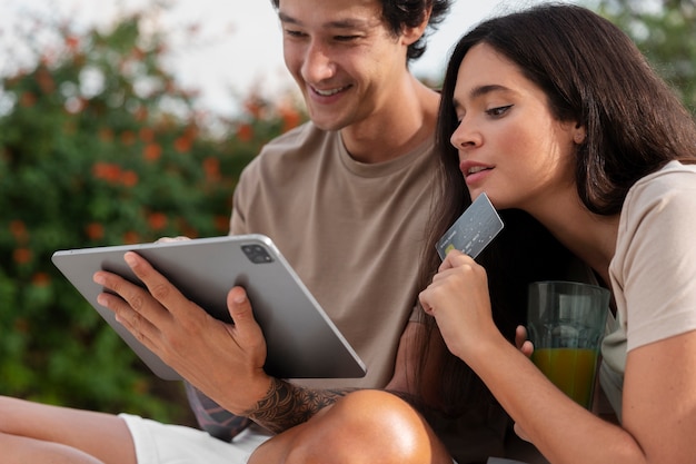 Primo piano su una persona che fa acquisti online