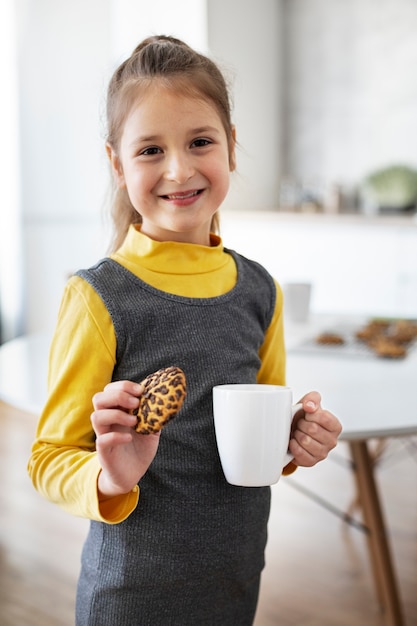 Primo piano su una ragazza che mangia i biscotti