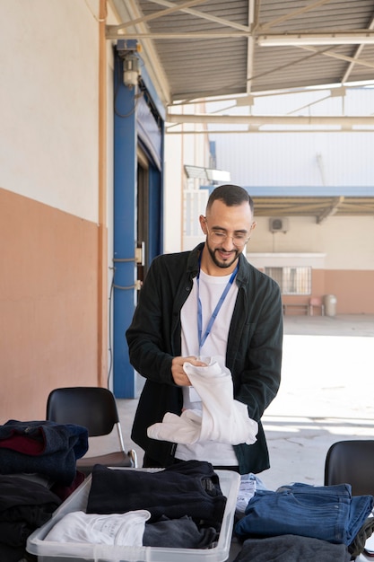 Primo piano su volontari che organizzano cose per la donazione