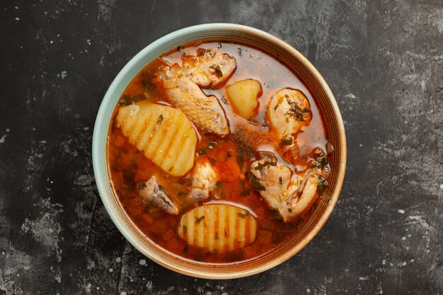 Primo piano su zuppa fatta in casa con pollo e set di spezie