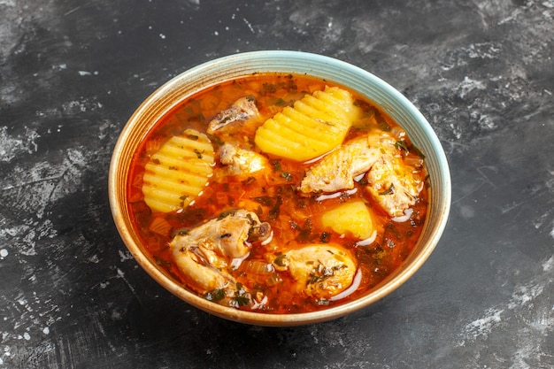 Primo piano su zuppa fatta in casa con pollo e set di spezie