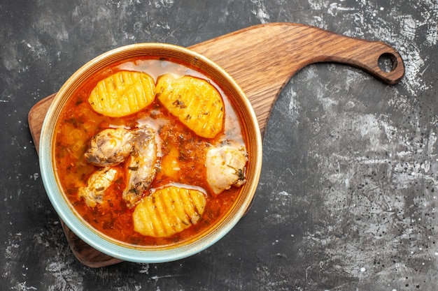 Primo piano su zuppa fatta in casa con pollo e set di spezie