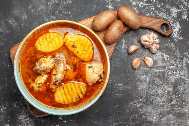 Primo piano su zuppa fatta in casa con pollo e set di spezie