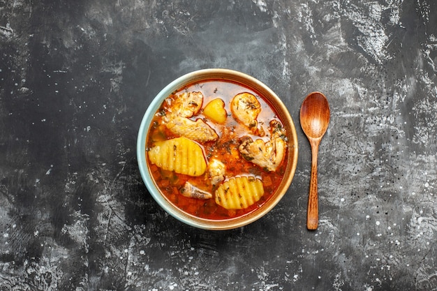 Primo piano su zuppa fatta in casa con pollo e set di spezie