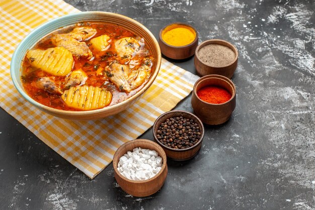 Primo piano su zuppa fatta in casa con pollo e set di spezie