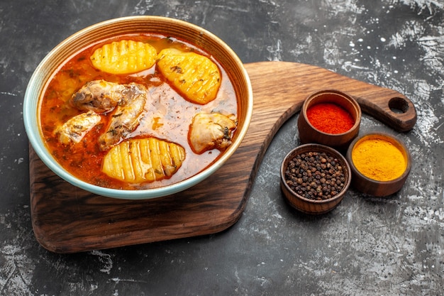 Primo piano su zuppa fatta in casa con pollo e set di spezie