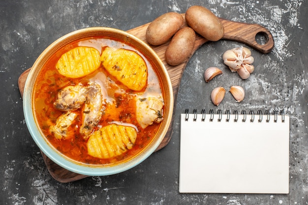 Primo piano su zuppa fatta in casa con pollo e set di spezie