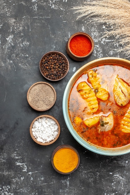 Primo piano su zuppa fatta in casa con pollo e set di spezie