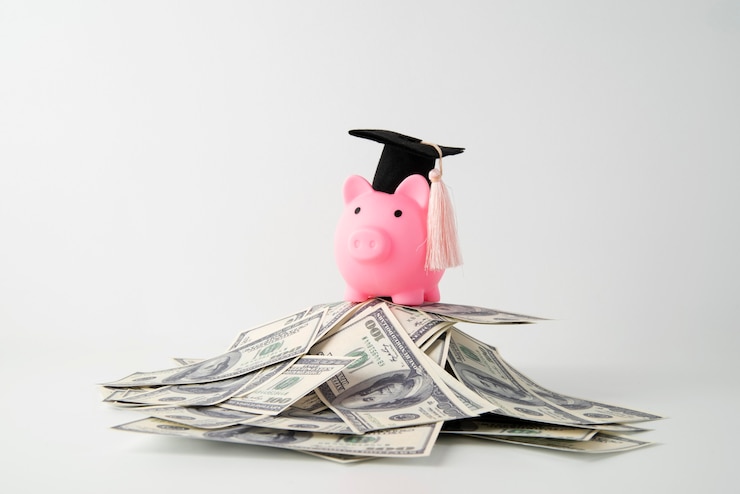 Foto gratuito primo piano sugli oggetti dell'istruzione e dell'economia