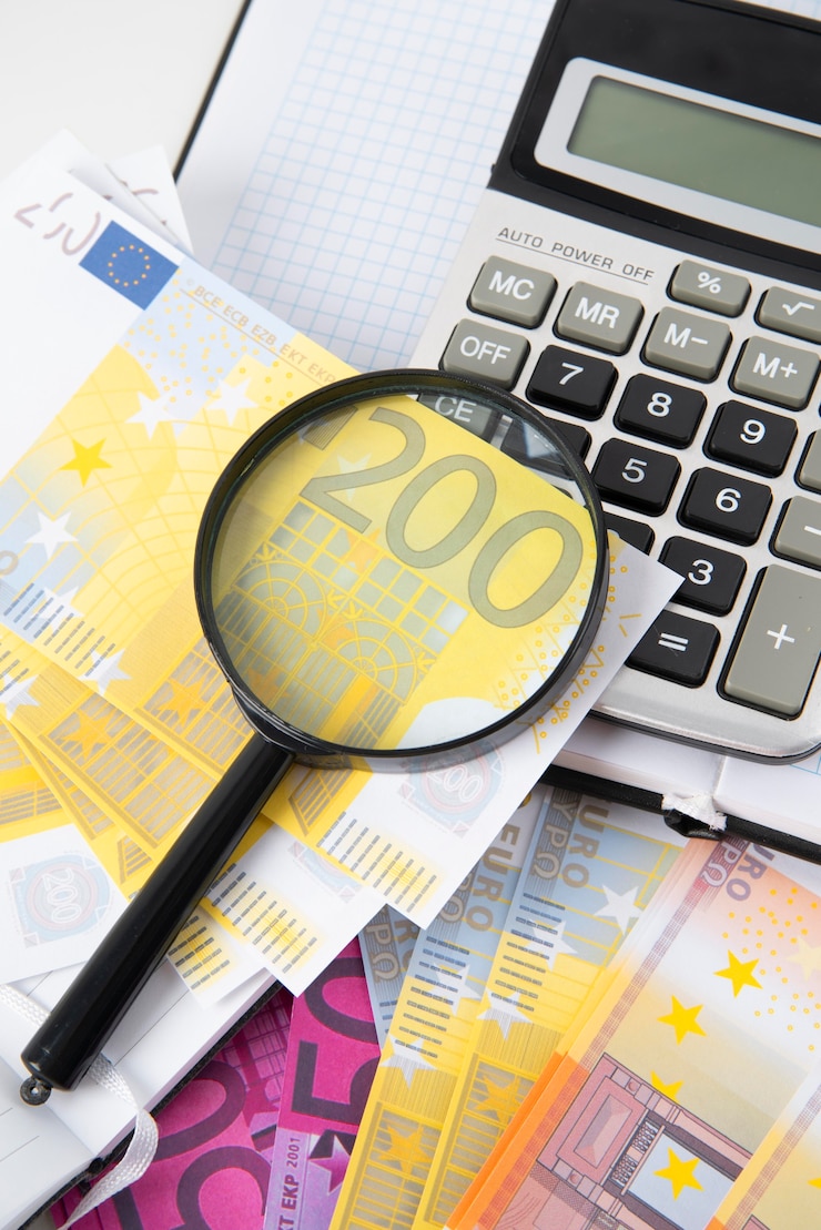 Foto gratuito primo piano sugli oggetti dell'istruzione e dell'economia