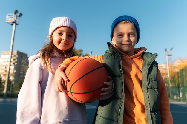 Primo piano sui bambini che giocano a basket