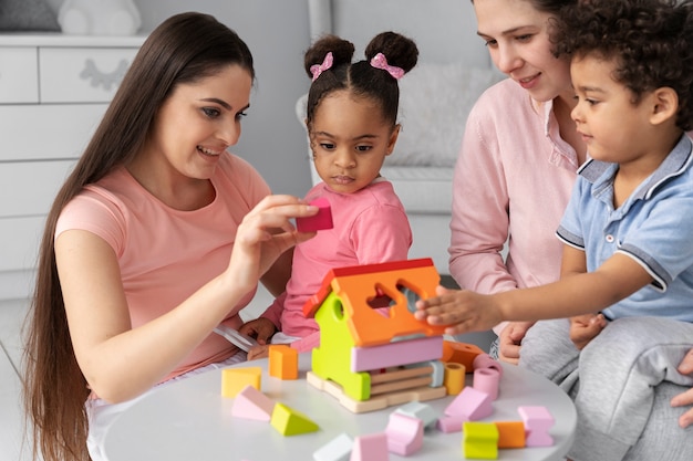 Primo piano sui bambini che si divertono con il gioco didattico