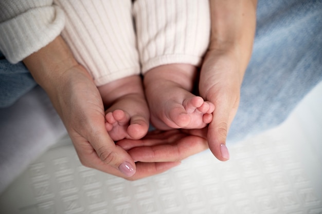 Primo piano sui piedi del bambino che strisciano