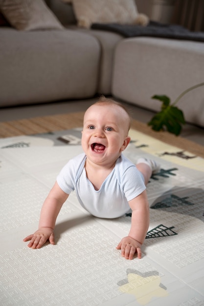 Primo piano sul bambino che gattona e impara a camminare