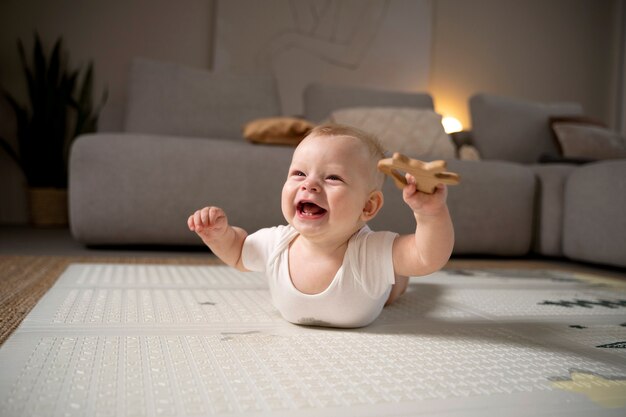 Primo piano sul bambino che gattona e impara a camminare