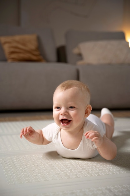 Primo piano sul bambino che gattona e impara a camminare