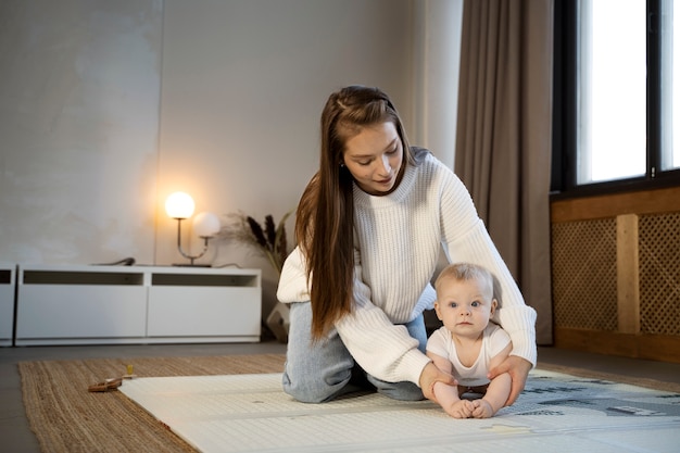 Primo piano sul bambino che gattona e impara a camminare