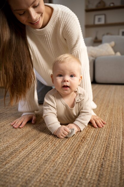 Primo piano sul bambino che gattona e impara a camminare