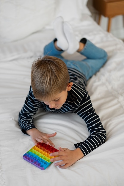 Primo piano sul bambino che gioca con il giocattolo pop it