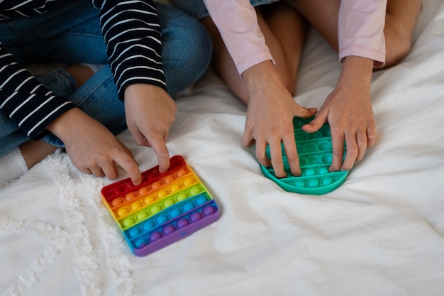 Primo piano sul bambino che gioca con il giocattolo pop it