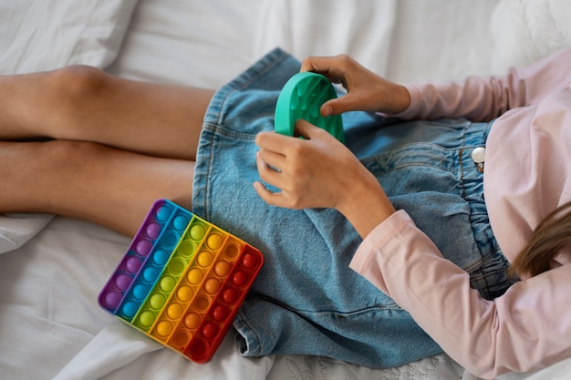 Primo piano sul bambino che gioca con il giocattolo pop it