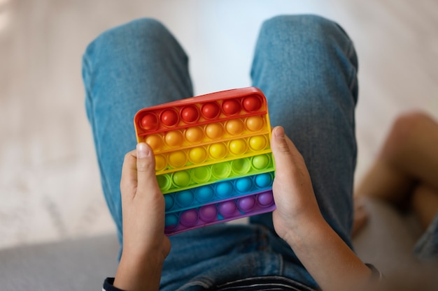 Primo piano sul bambino che gioca con il giocattolo pop it