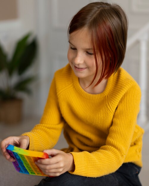 Primo piano sul bambino che gioca con il giocattolo pop it