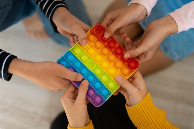 Primo piano sul bambino che gioca con il giocattolo pop it