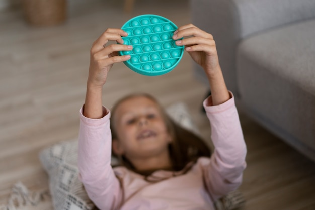 Primo piano sul bambino che gioca con il giocattolo pop it