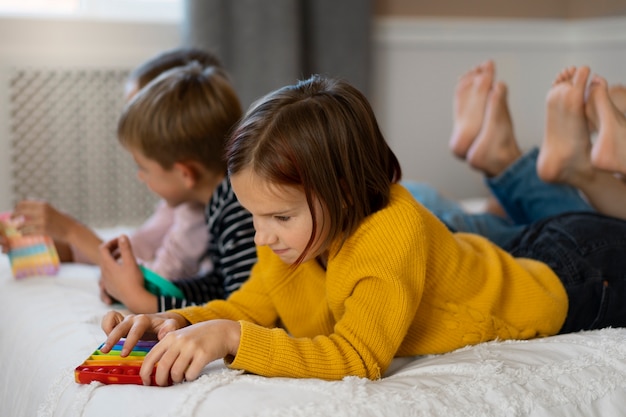 Primo piano sul bambino che gioca con il giocattolo pop it