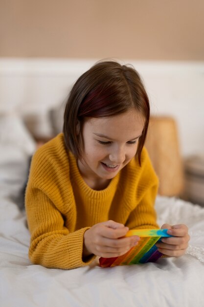 Primo piano sul bambino che gioca con il giocattolo pop it