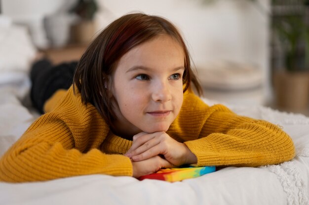 Primo piano sul bambino che gioca con il giocattolo pop it