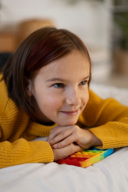 Primo piano sul bambino che gioca con il giocattolo pop it