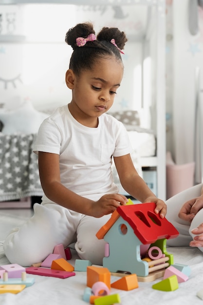 Primo piano sul bambino che gioca con il gioco didattico