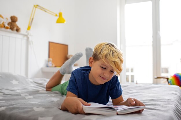 Primo piano sul bambino che gioca nella sua stanza