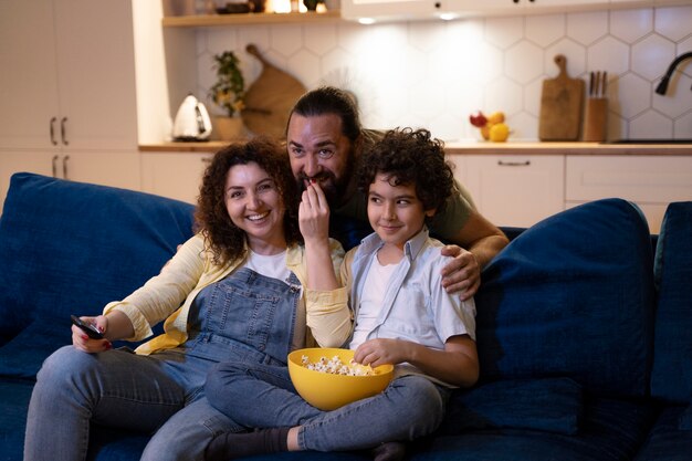 Primo piano sul bambino che guarda film con i genitori