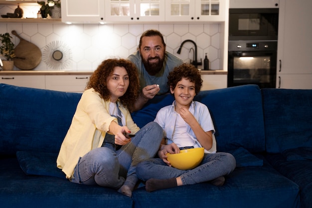 Primo piano sul bambino che guarda film con i genitori