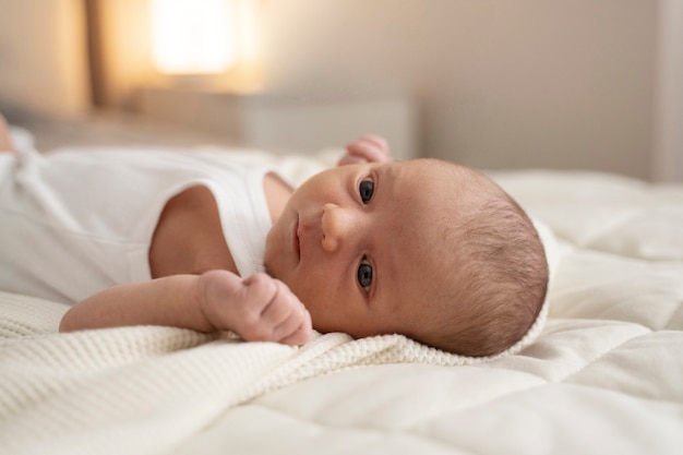 Primo piano sul bambino che riposa dopo l'allattamento