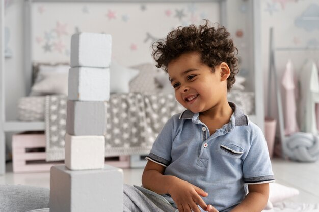 Primo piano sul bambino che si diverte con il gioco didattico