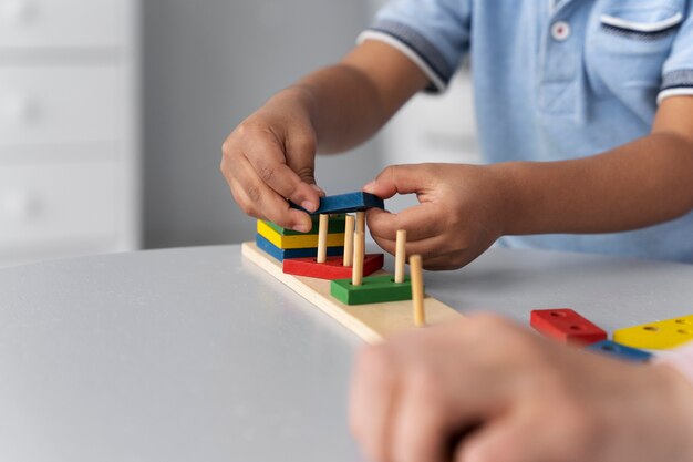 Primo piano sul bambino che si diverte con il gioco didattico