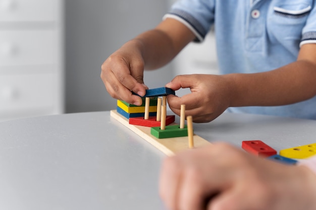 Primo piano sul bambino che si diverte con il gioco didattico