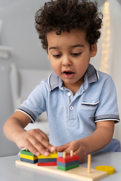 Primo piano sul bambino che si diverte con il gioco didattico