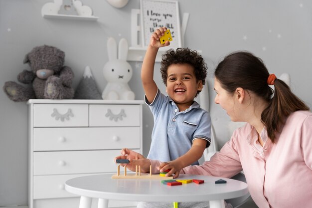 Primo piano sul bambino che si diverte con il gioco didattico