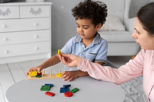 Primo piano sul bambino che si diverte con il gioco didattico