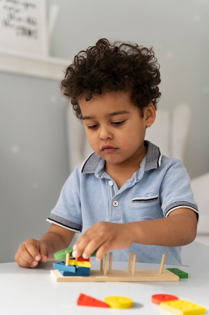 Primo piano sul bambino che si diverte con il gioco didattico