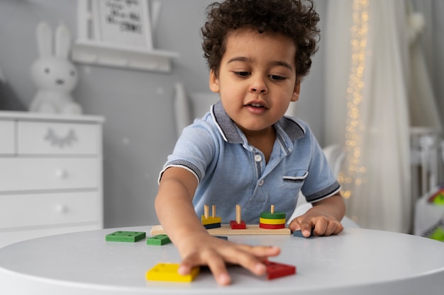 Primo piano sul bambino che si diverte con il gioco didattico