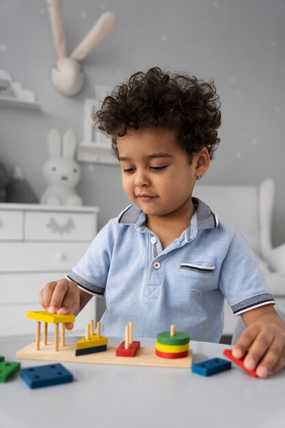 Primo piano sul bambino che si diverte con il gioco didattico