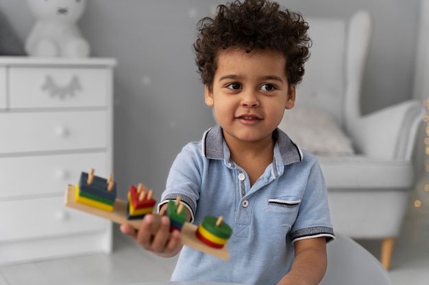 Primo piano sul bambino che si diverte con il gioco didattico