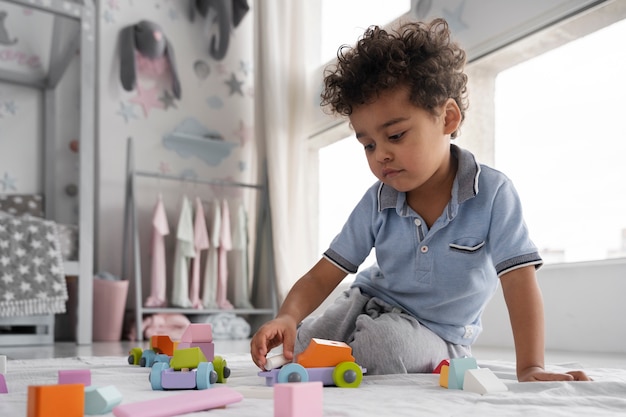 Primo piano sul bambino che si diverte con il gioco didattico
