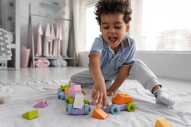 Primo piano sul bambino che si diverte con il gioco didattico